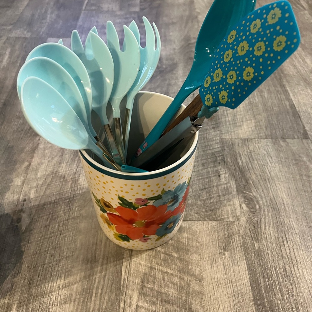 Pioneer Woman Utensil Holder with Kitchen Tools